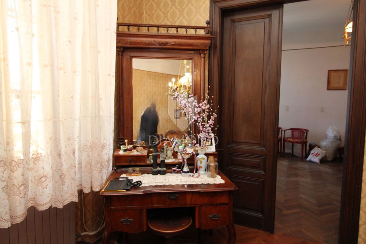 Fiume, Ampio Appartamento Pieno di Storia