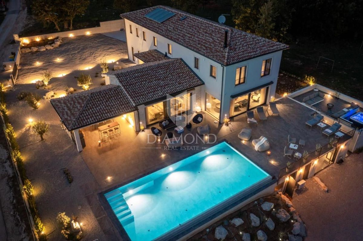 Montona, Casa di lusso con piscina e campo da tennis 