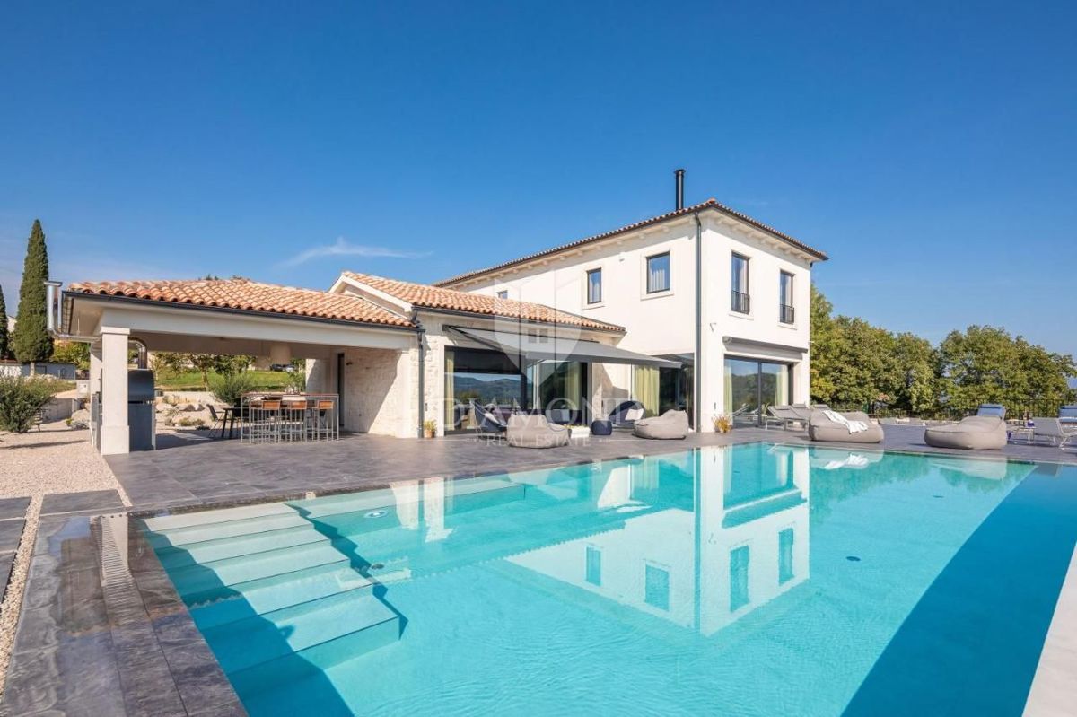 Montona, Casa di lusso con piscina e campo da tennis 