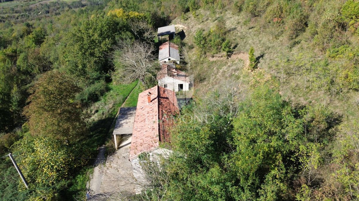 Casa da adattare con terreno di 30.000 mq