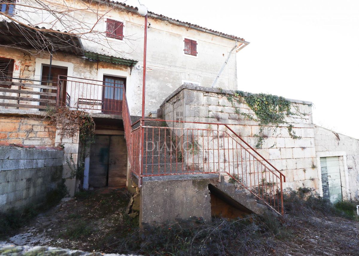 Višnjan, Dintorni – Casa in Pietra Istriana