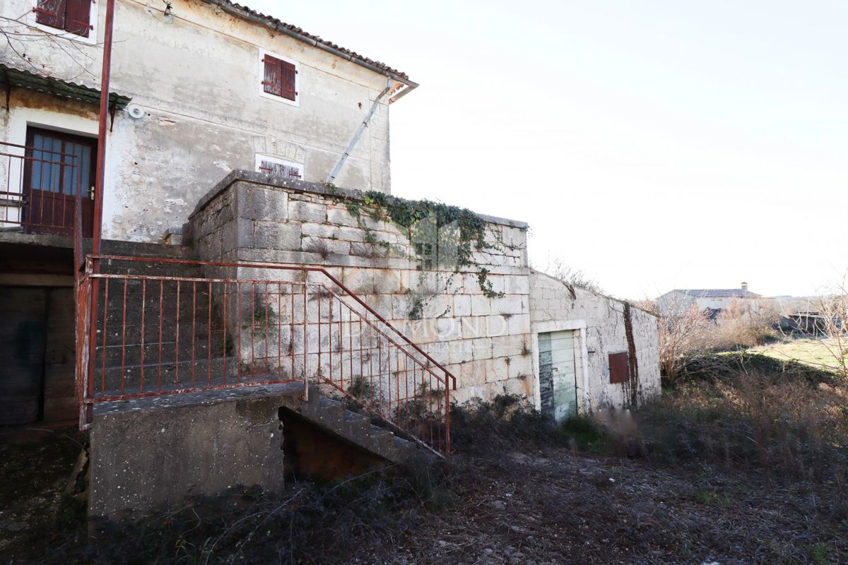 Višnjan, Dintorni – Casa in Pietra Istriana