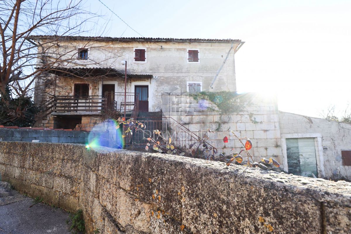 Višnjan, Dintorni – Casa in Pietra Istriana