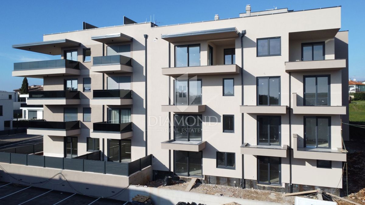 Parenzo, dintorni, appartamento al primo piano non lontano dal mare!