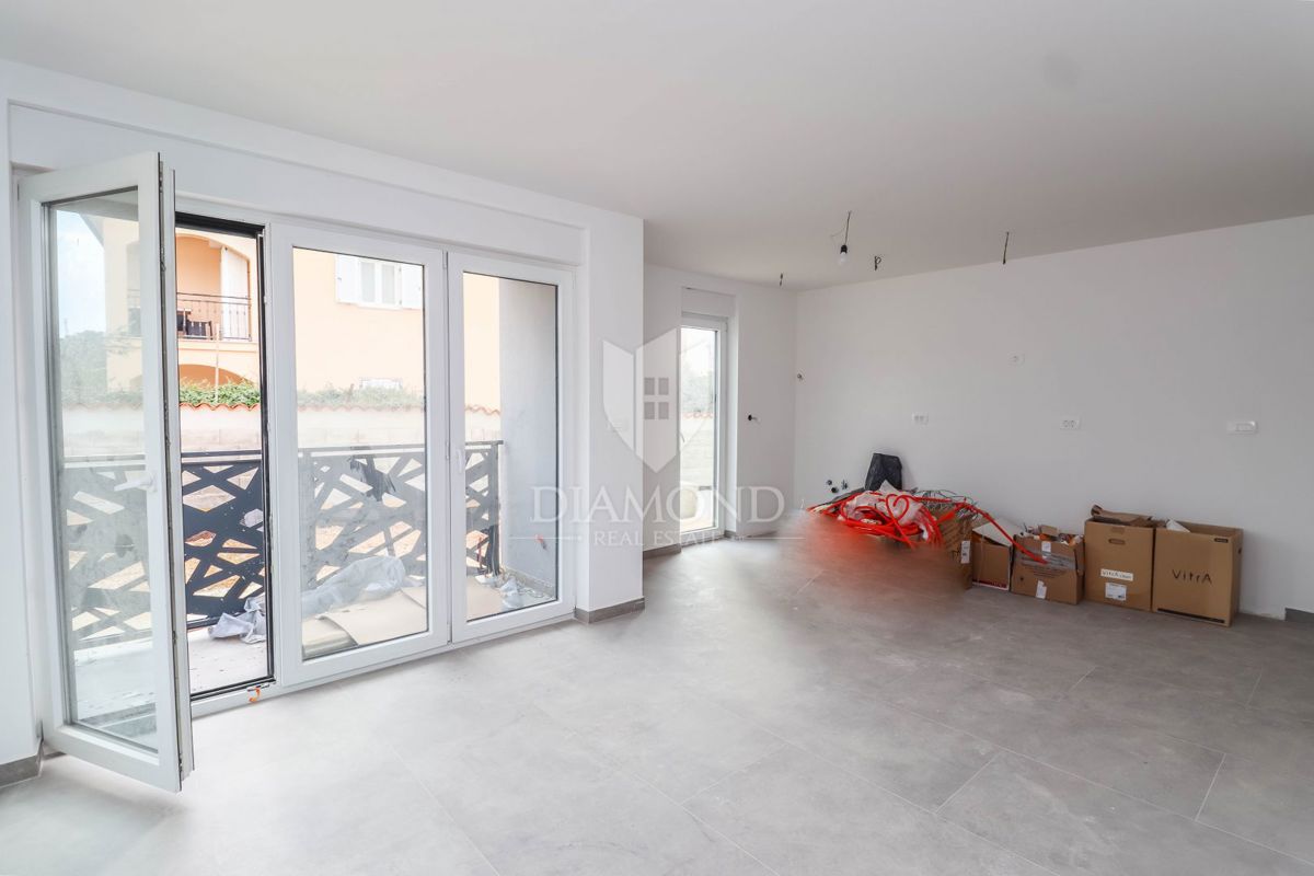 Istria, Umago, appartamento con giardino a 300 m dal mare e dalla spiaggia!