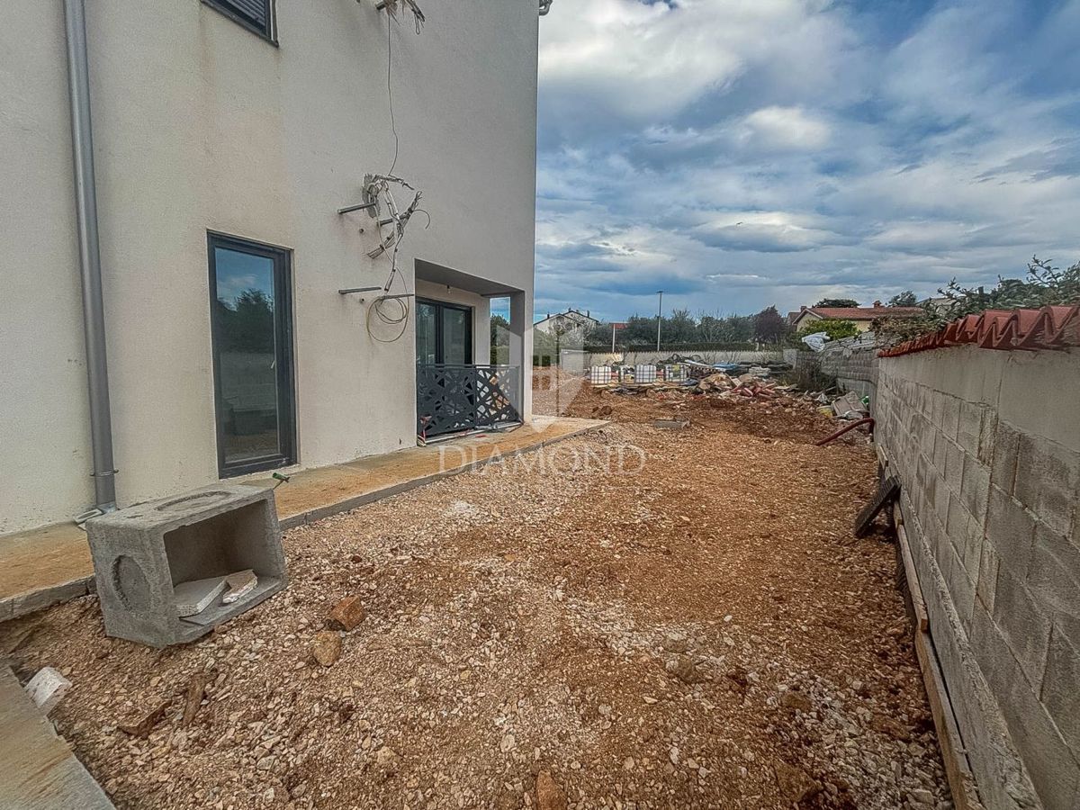 Istria, Umago, appartamento con giardino a 300 m dal mare e dalla spiaggia!