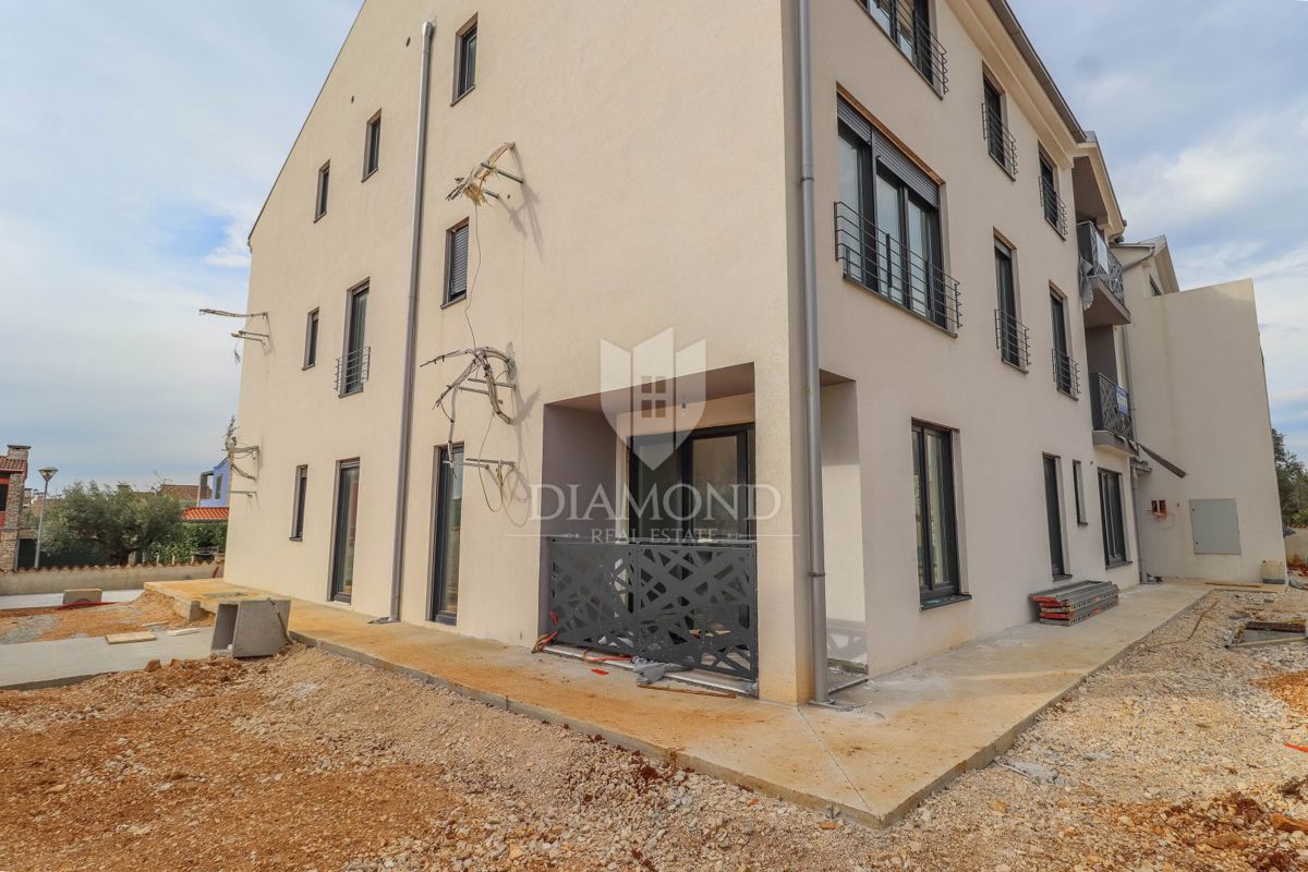 Istria, Umago, appartamento con giardino a 300 m dal mare e dalla spiaggia!