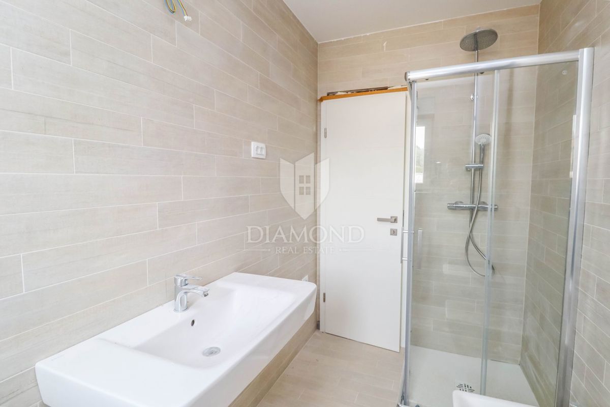 Istria, Umago, appartamento con giardino a 300 m dal mare e dalla spiaggia!