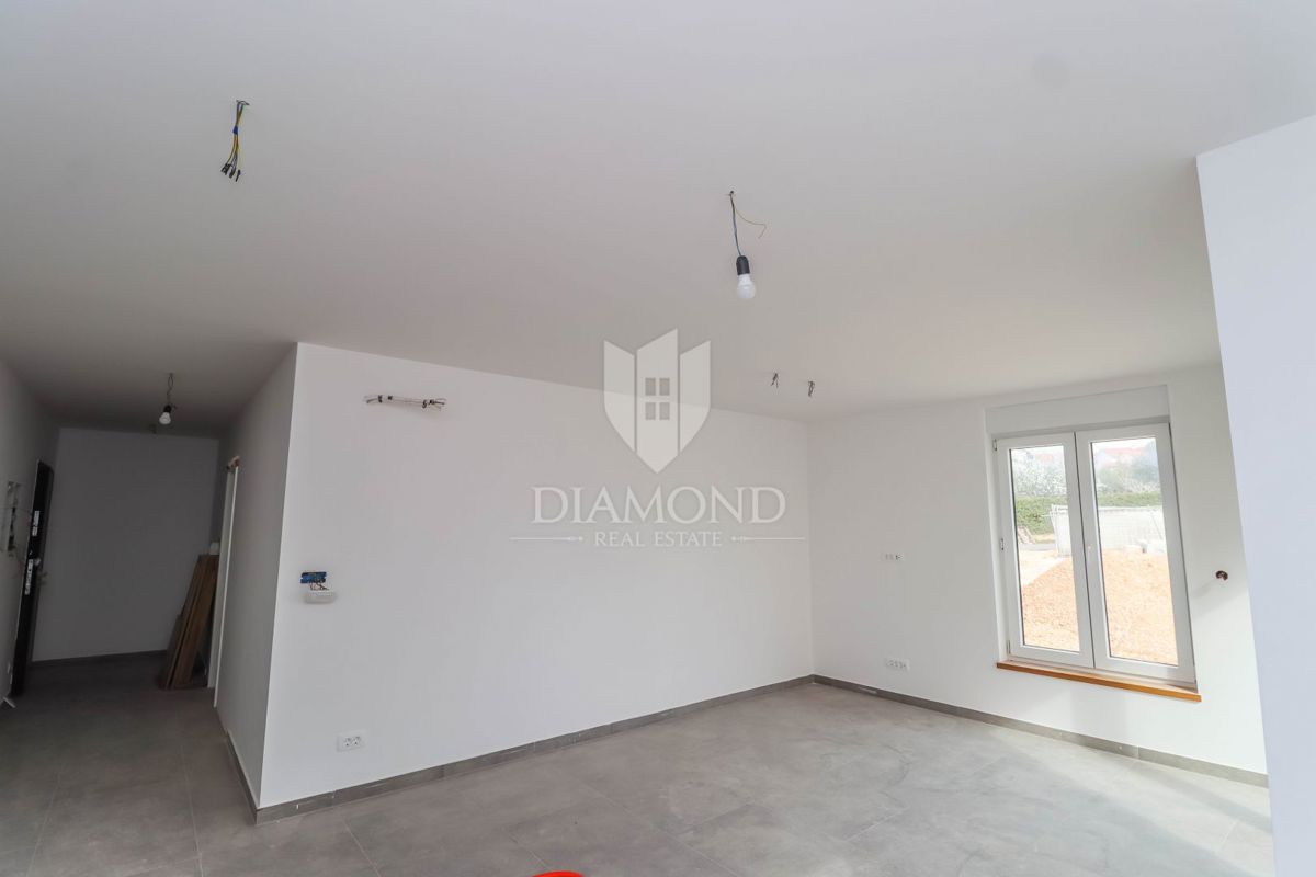 Istria, Umago, appartamento con giardino a 300 m dal mare e dalla spiaggia!