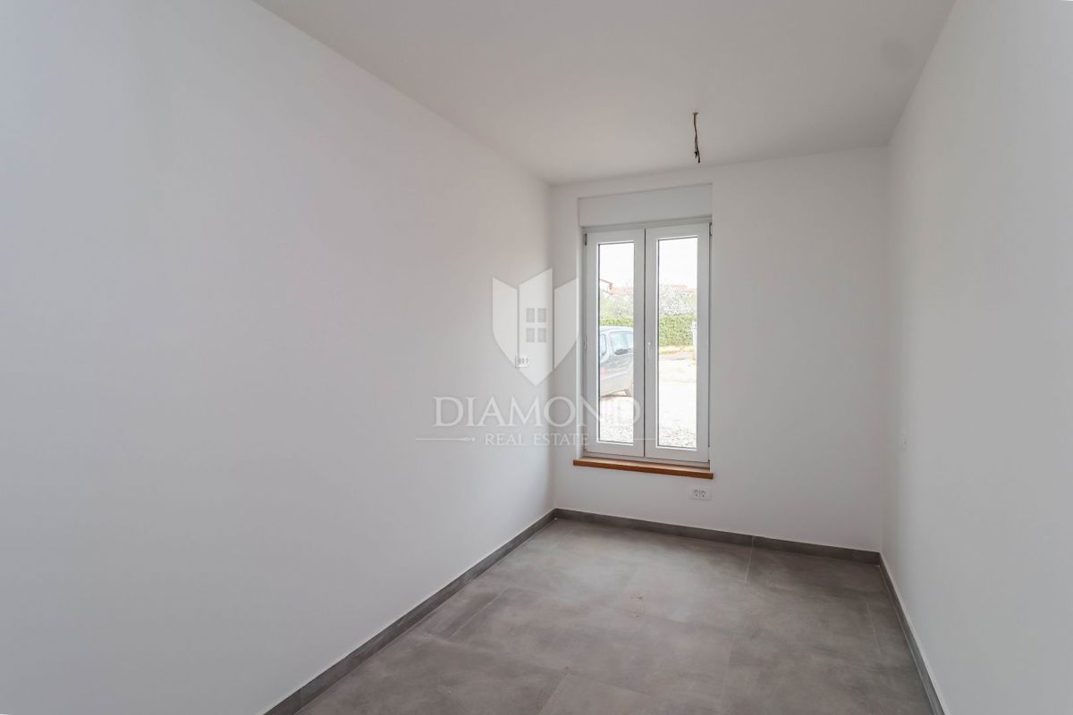 Istria, Umago, appartamento con giardino a 300 m dal mare e dalla spiaggia!