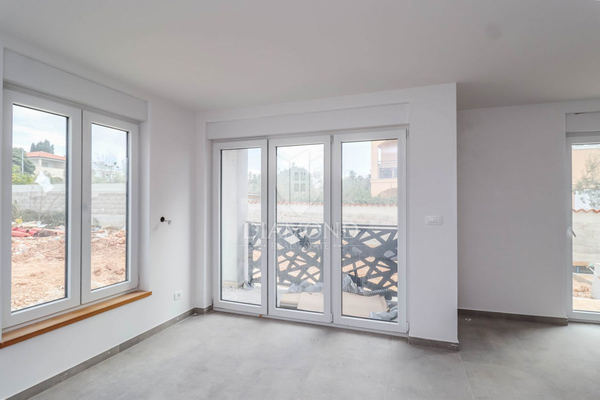 Istria, Umago, appartamento con giardino a 300 m dal mare e dalla spiaggia!