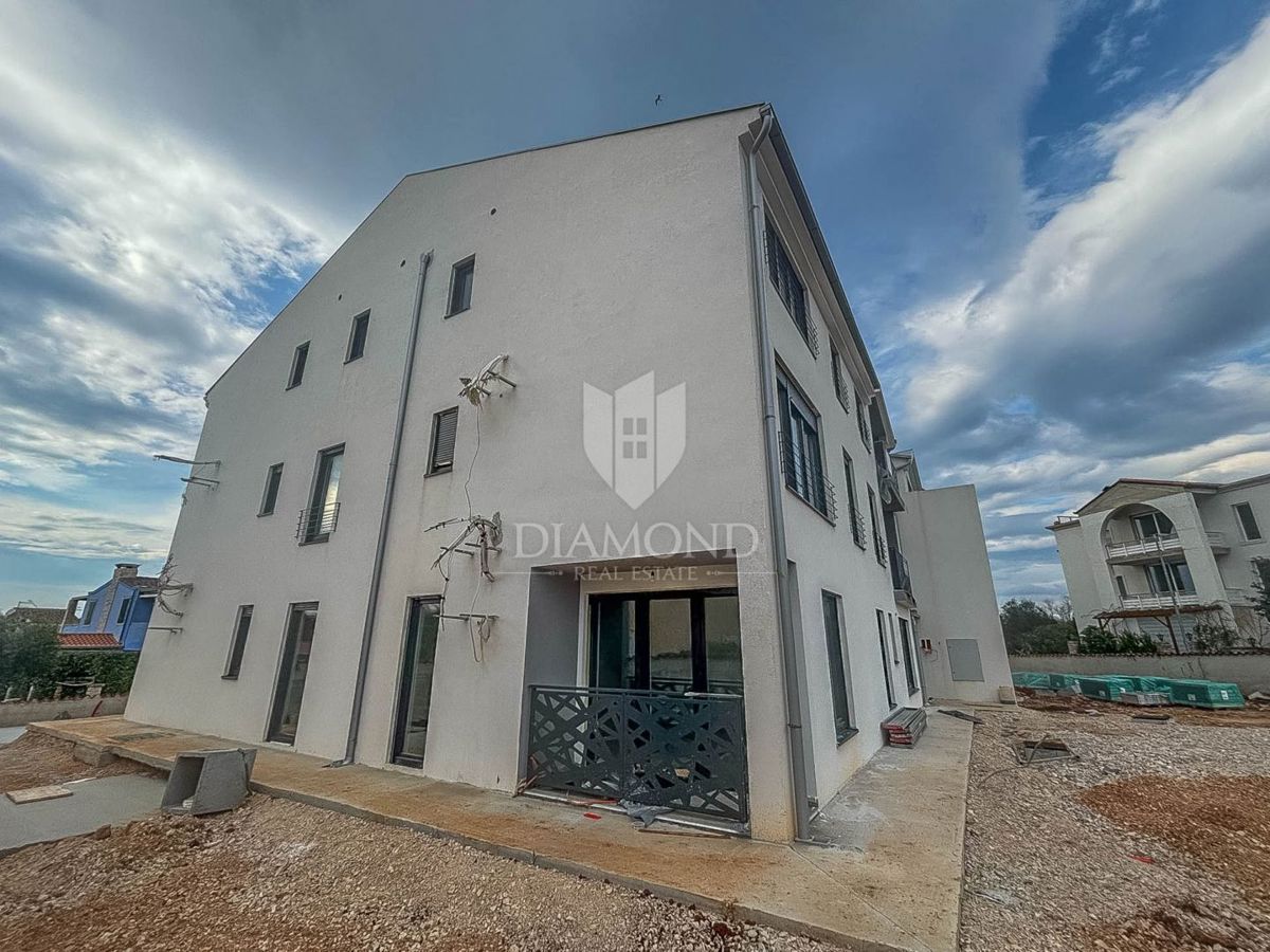 Istria, Umago, appartamento con giardino a 300 m dal mare e dalla spiaggia!