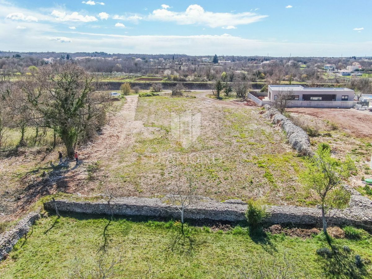 Ampio terreno edificabile vicino a Rovigno