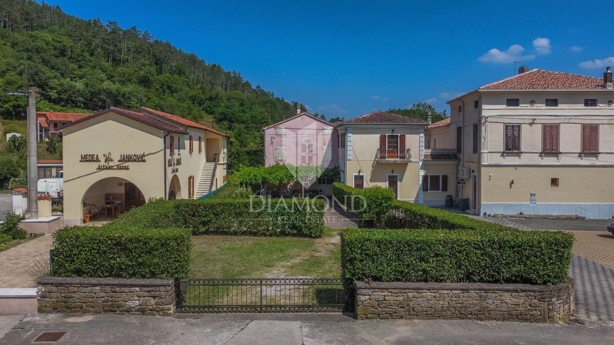 Dintorni di Oprtalj, 2 case istriane con piscina e ampio giardino