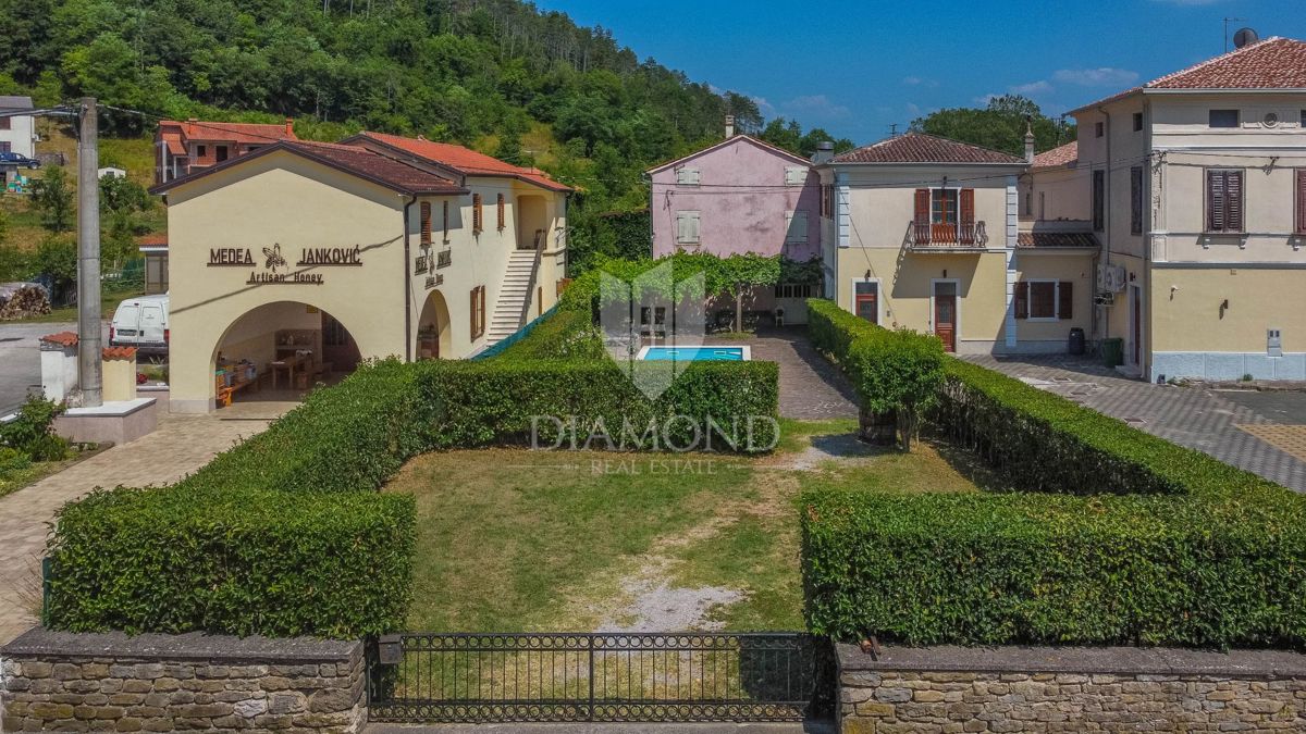 Dintorni di Oprtalj, 2 case istriane con piscina e ampio giardino