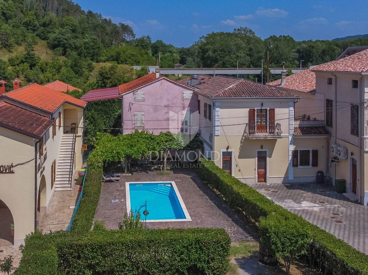 Dintorni di Oprtalj, 2 case istriane con piscina e ampio giardino