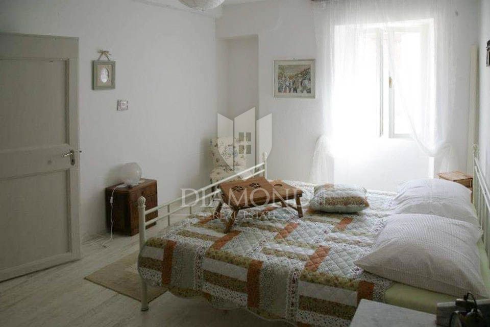 Dintorni di Oprtalj, 2 case istriane con piscina e ampio giardino