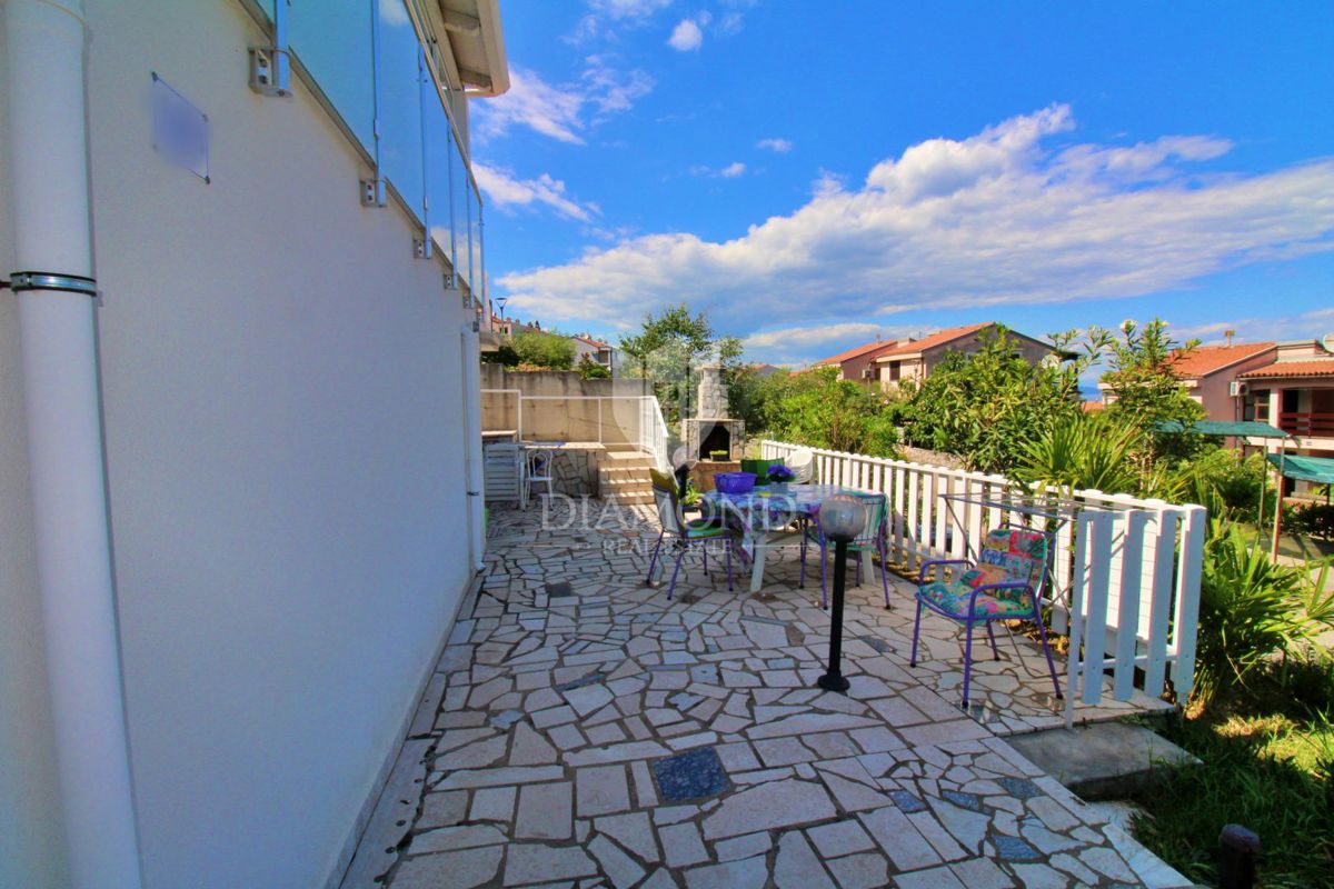 Casa con due appartamenti, vista panoramica sul mare