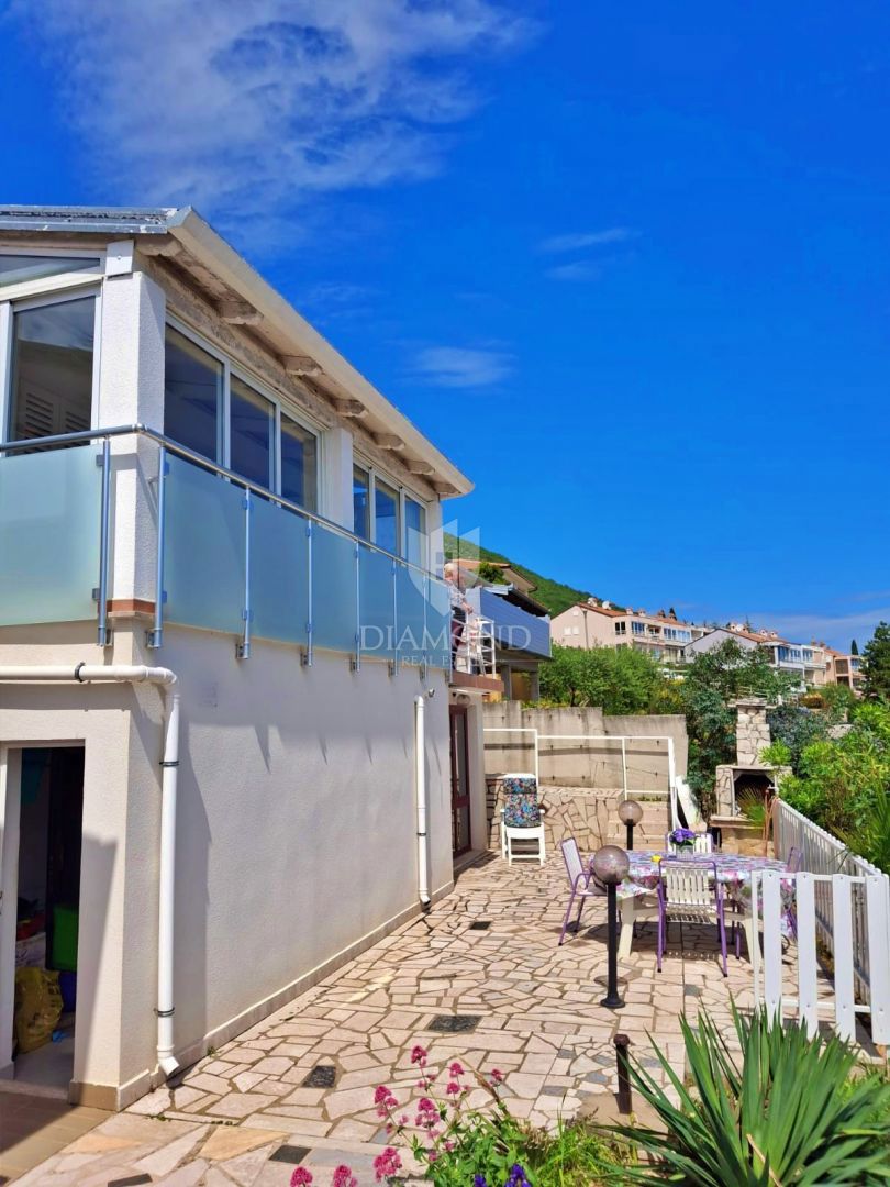 Casa con due appartamenti, vista panoramica sul mare