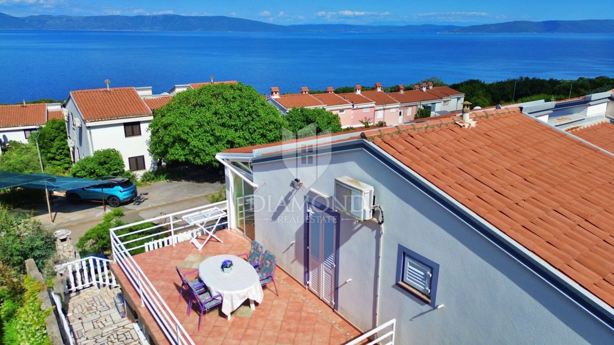 Casa con due appartamenti, vista panoramica sul mare