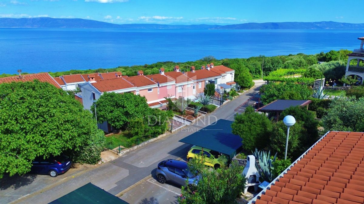 Casa con due appartamenti, vista panoramica sul mare