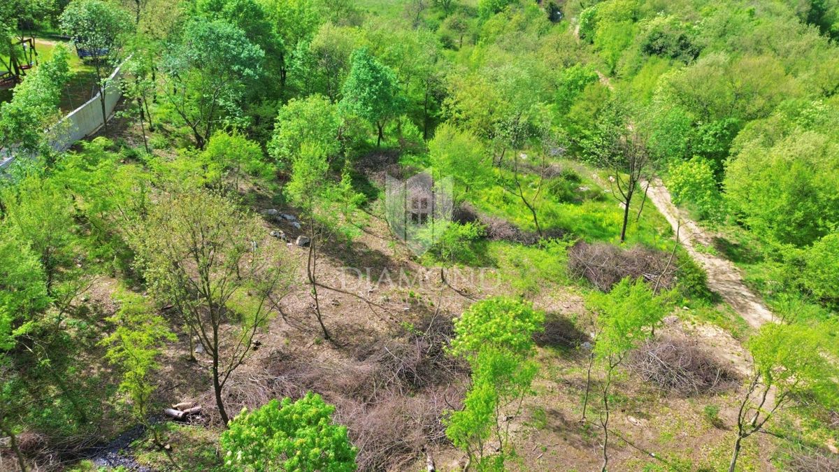 Labin, terreno edificabile a 1,5 km dal centro città