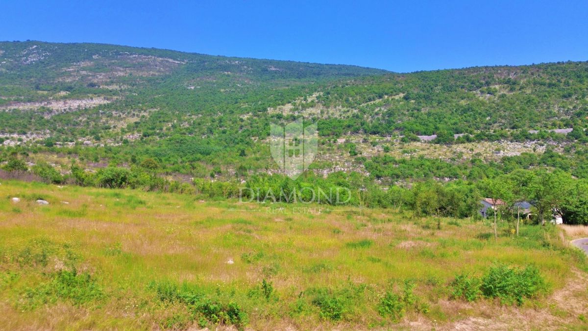 Kršan, dintorni, terreno edificabile in una bellissima posizione