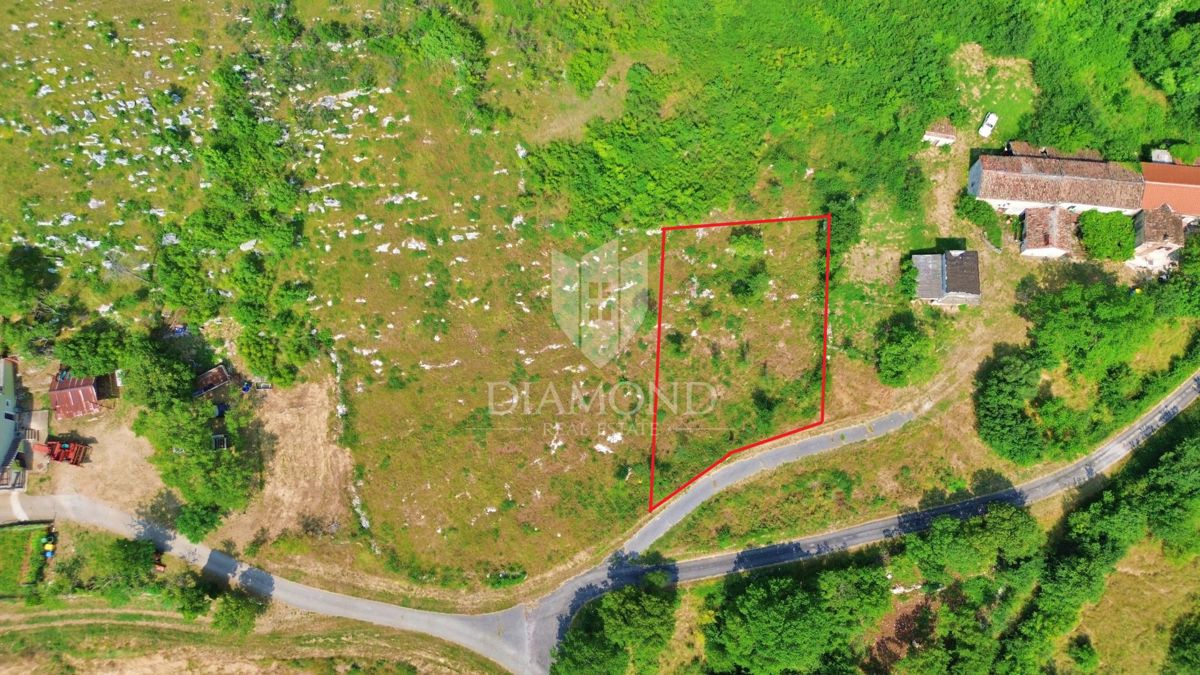 Kršan, dintorni, terreno edificabile in una bellissima posizione