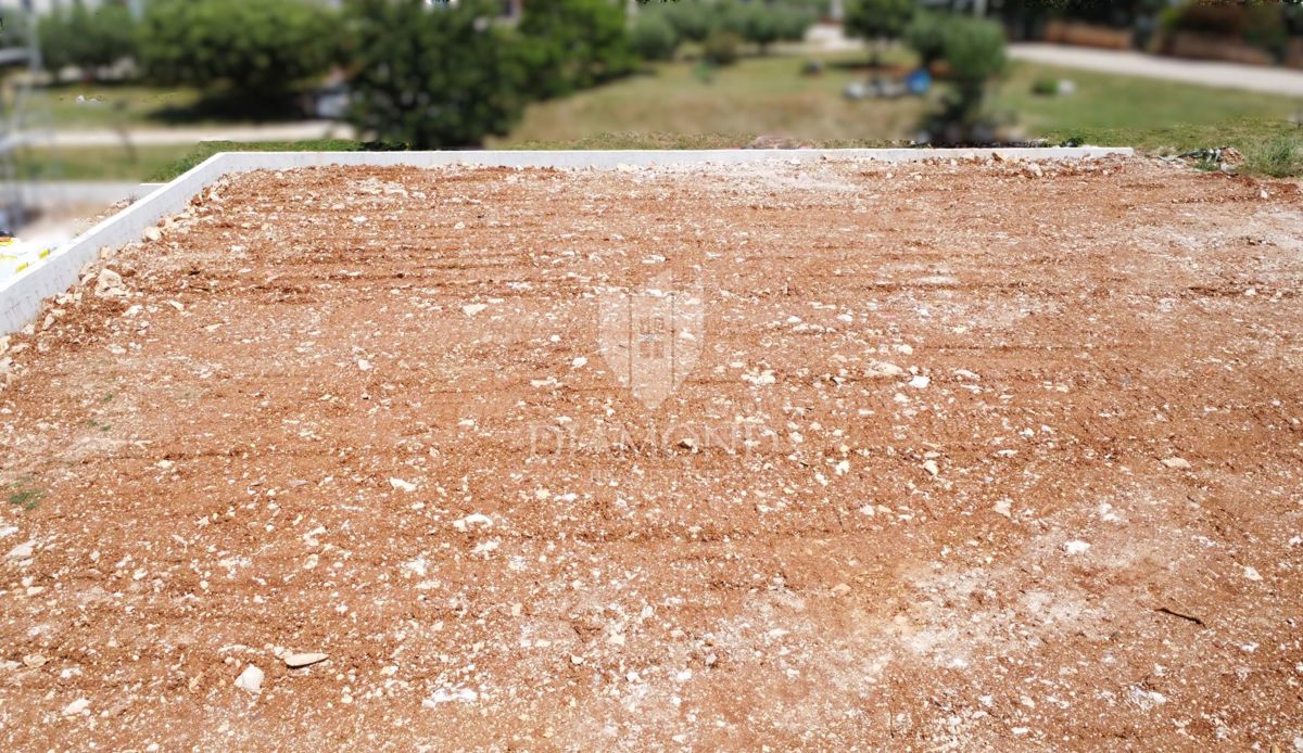 Zona di Parenzo, opportunità di investimento - terreno per la costruzione di 5 appartamenti!