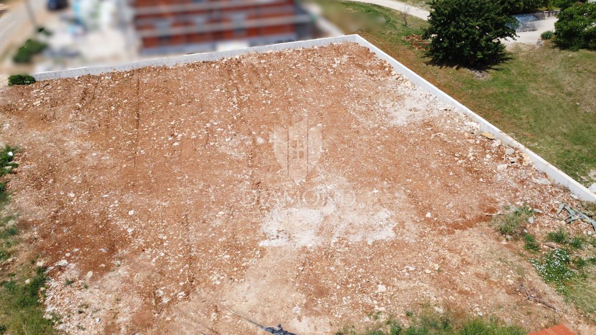 Zona di Parenzo, opportunità di investimento - terreno per la costruzione di 5 appartamenti!