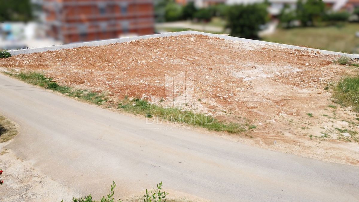 Zona di Parenzo, opportunità di investimento - terreno per la costruzione di 5 appartamenti!