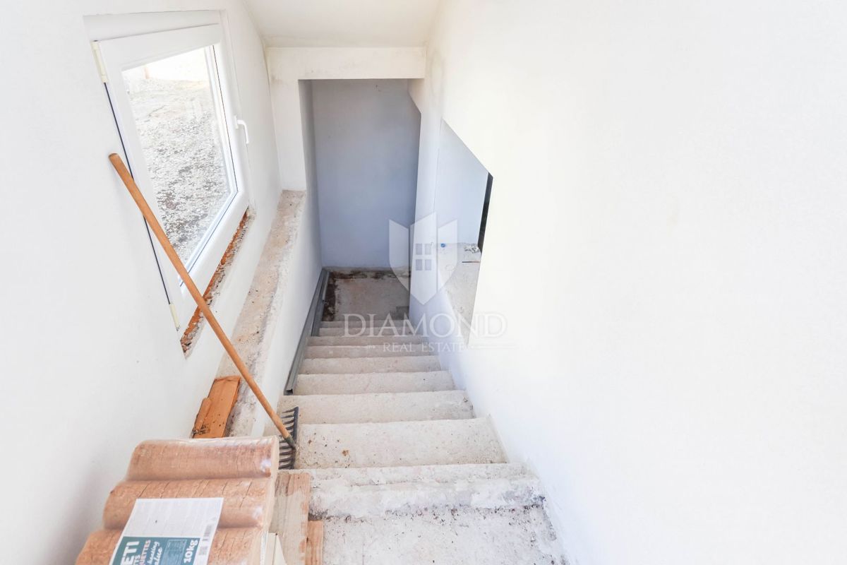 Rovigno! Una nuova casa con piscina in posizione privilegiata!