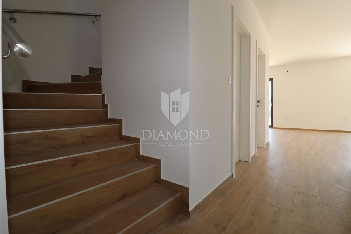 Casa bifamiliare con piscina, posizione tranquilla vicino a Parenzo