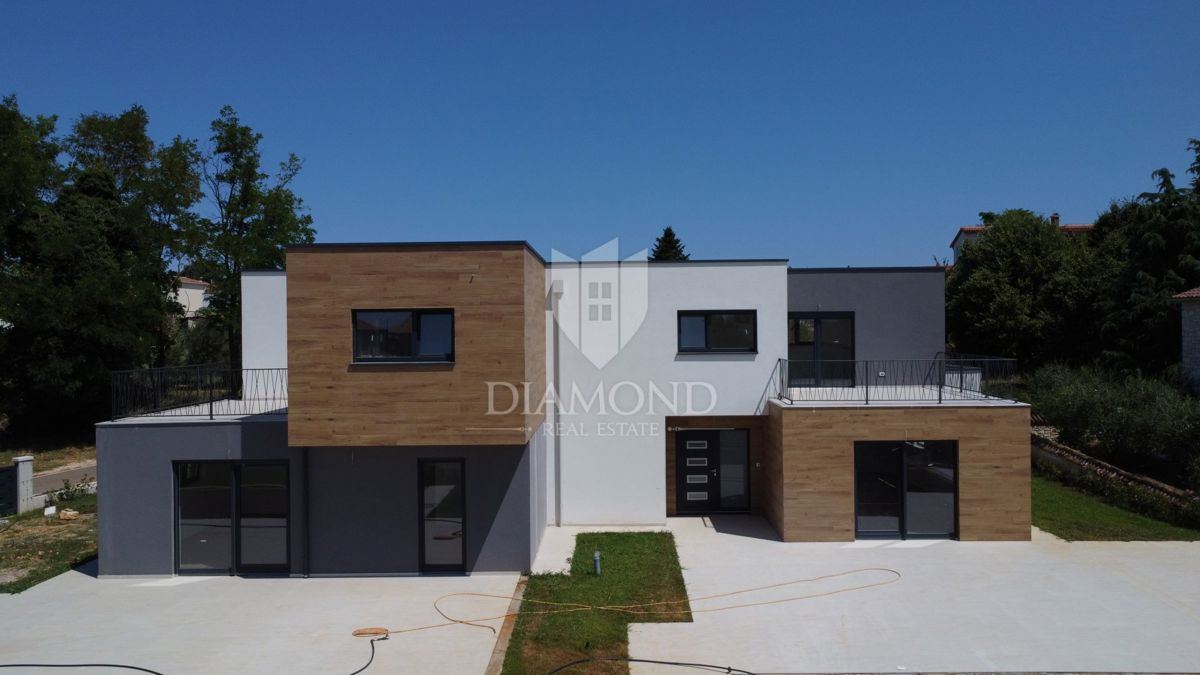 Casa bifamiliare con piscina, posizione tranquilla vicino a Parenzo