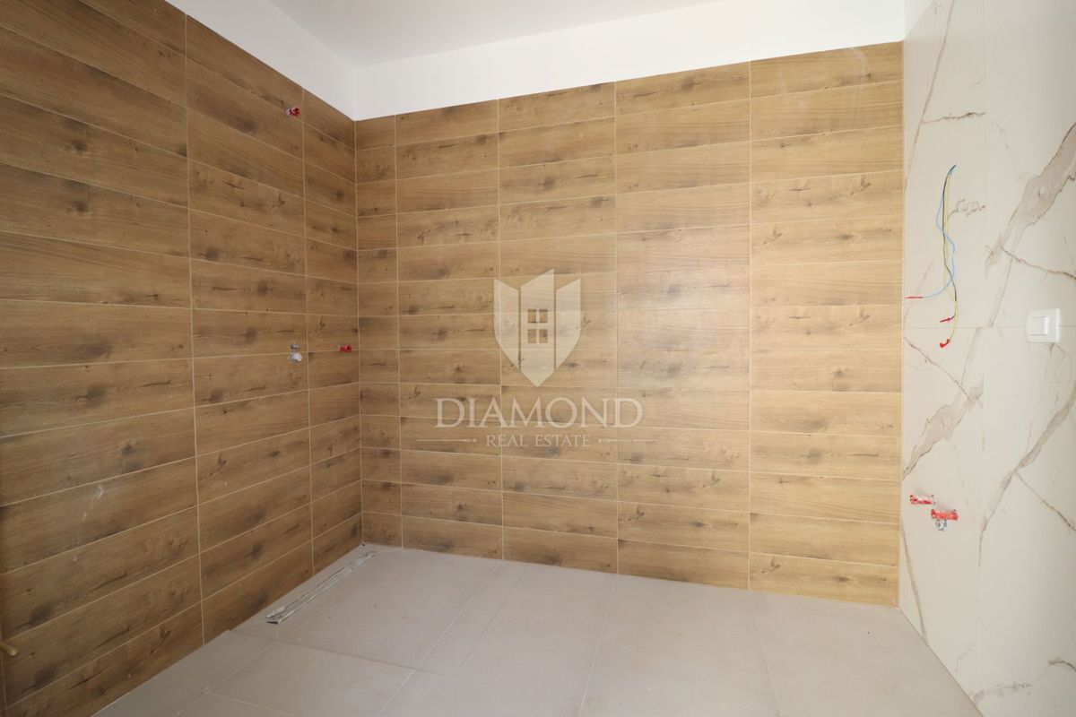 Casa bifamiliare con piscina, posizione tranquilla vicino a Parenzo