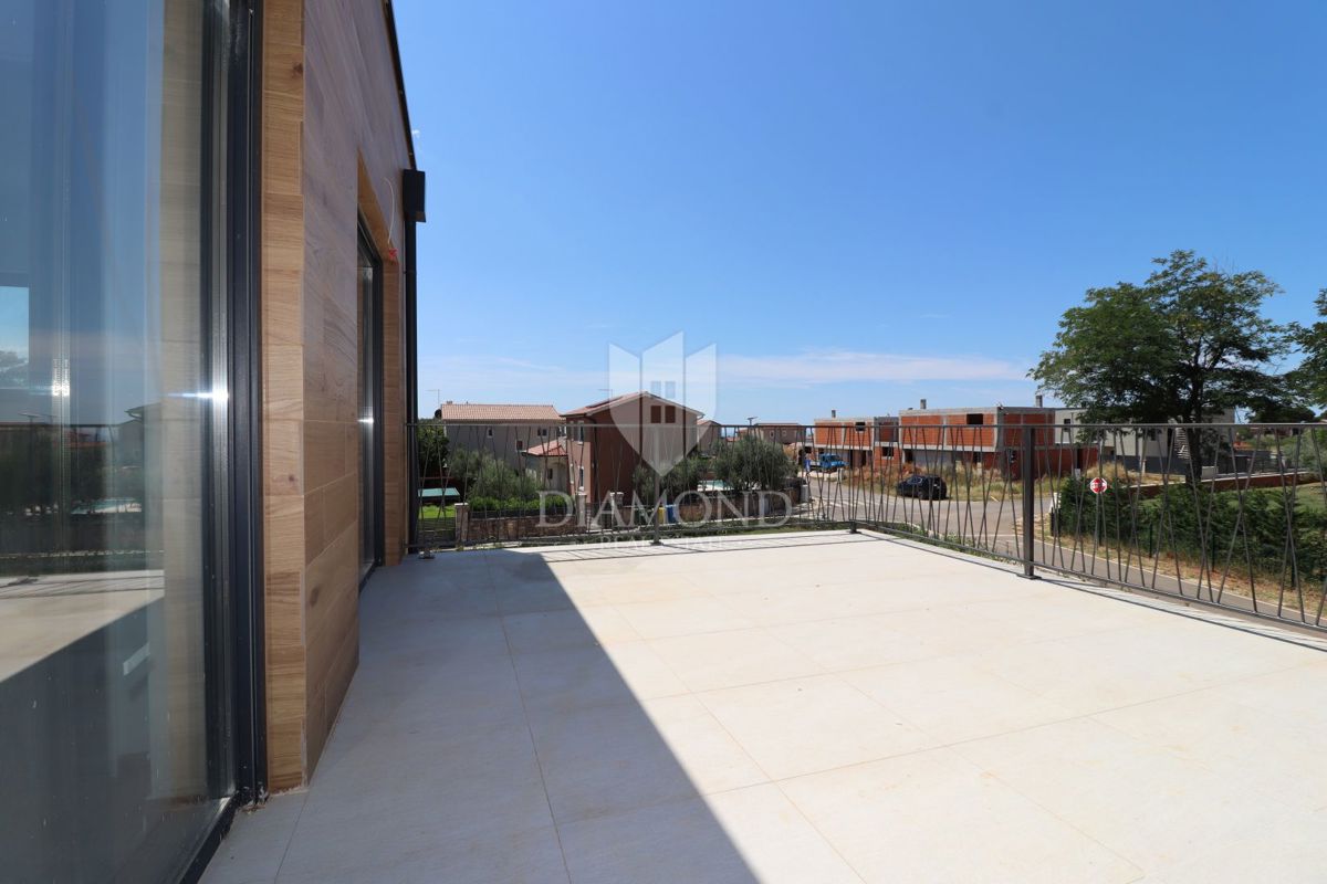 Casa bifamiliare con piscina, posizione tranquilla vicino a Parenzo