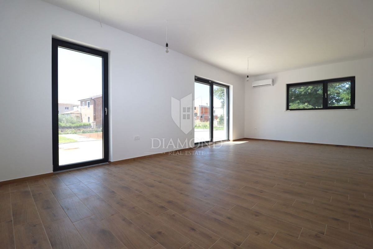 Casa bifamiliare con piscina, posizione tranquilla vicino a Parenzo