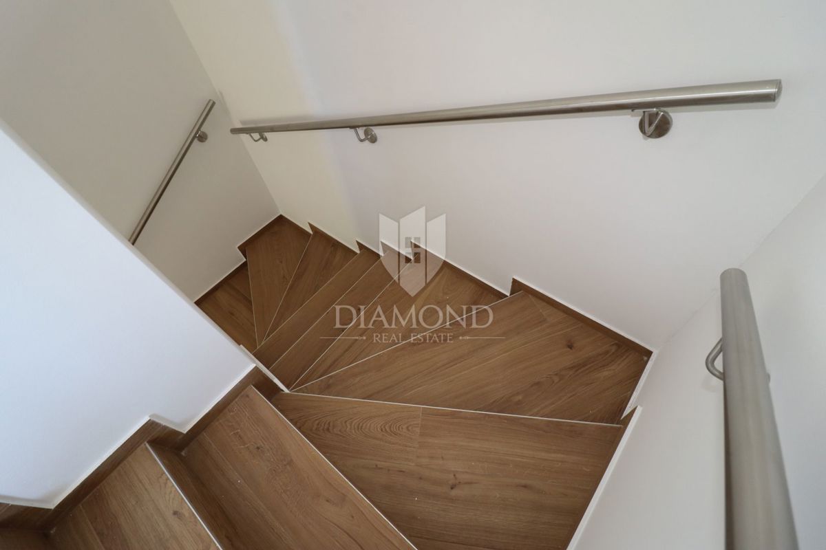 Casa bifamiliare con piscina, posizione tranquilla vicino a Parenzo