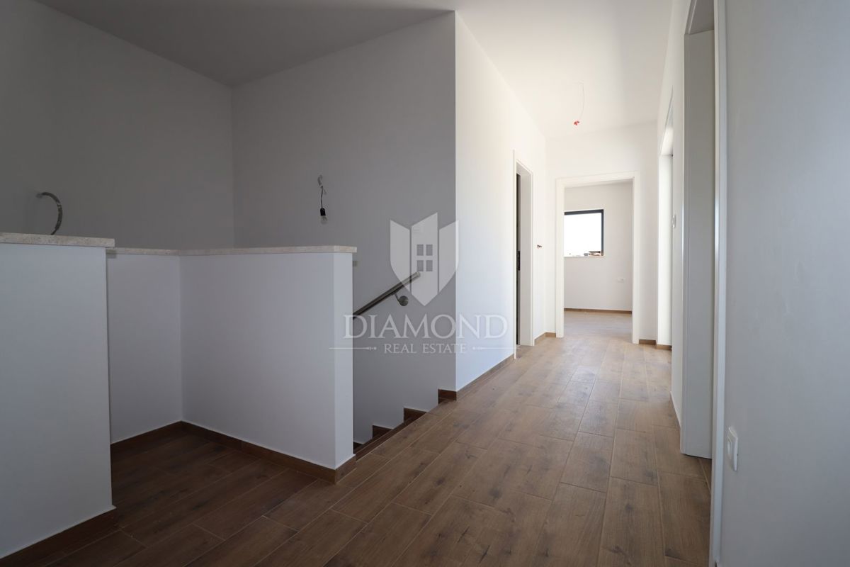 Casa bifamiliare con piscina, posizione tranquilla vicino a Parenzo