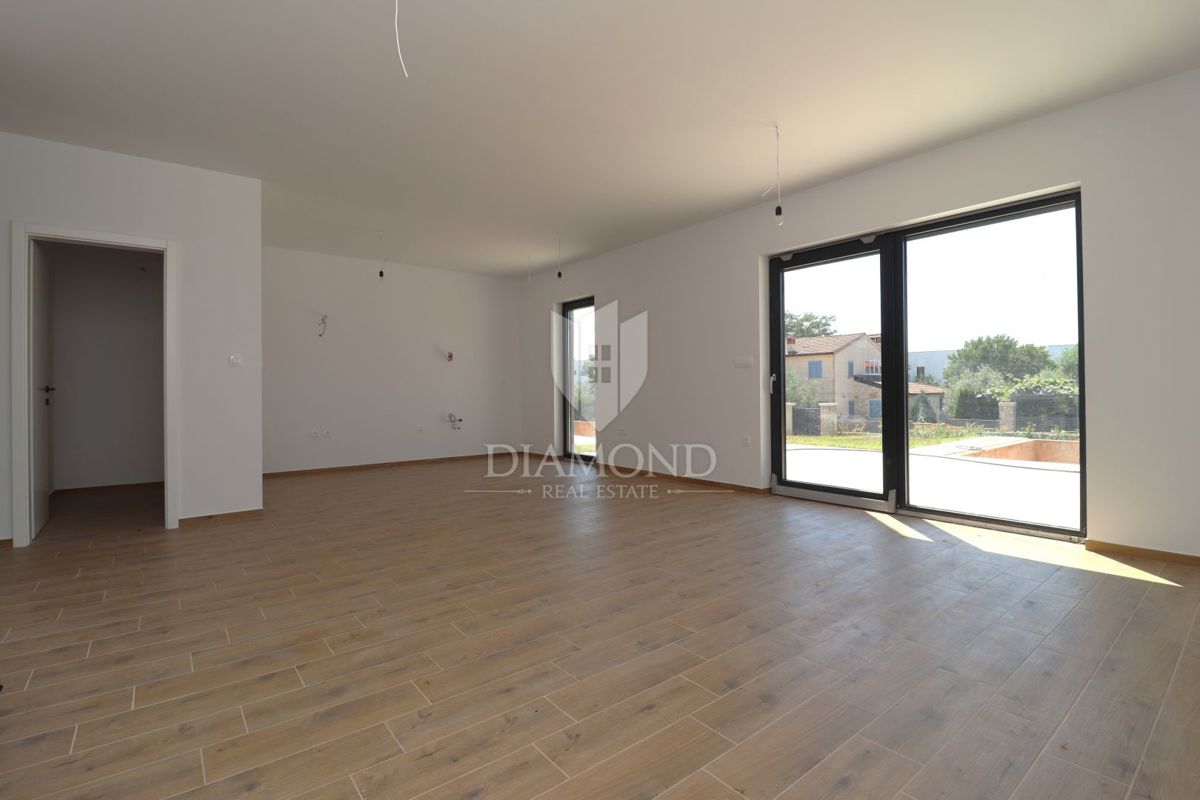 Casa bifamiliare con piscina, posizione tranquilla vicino a Parenzo