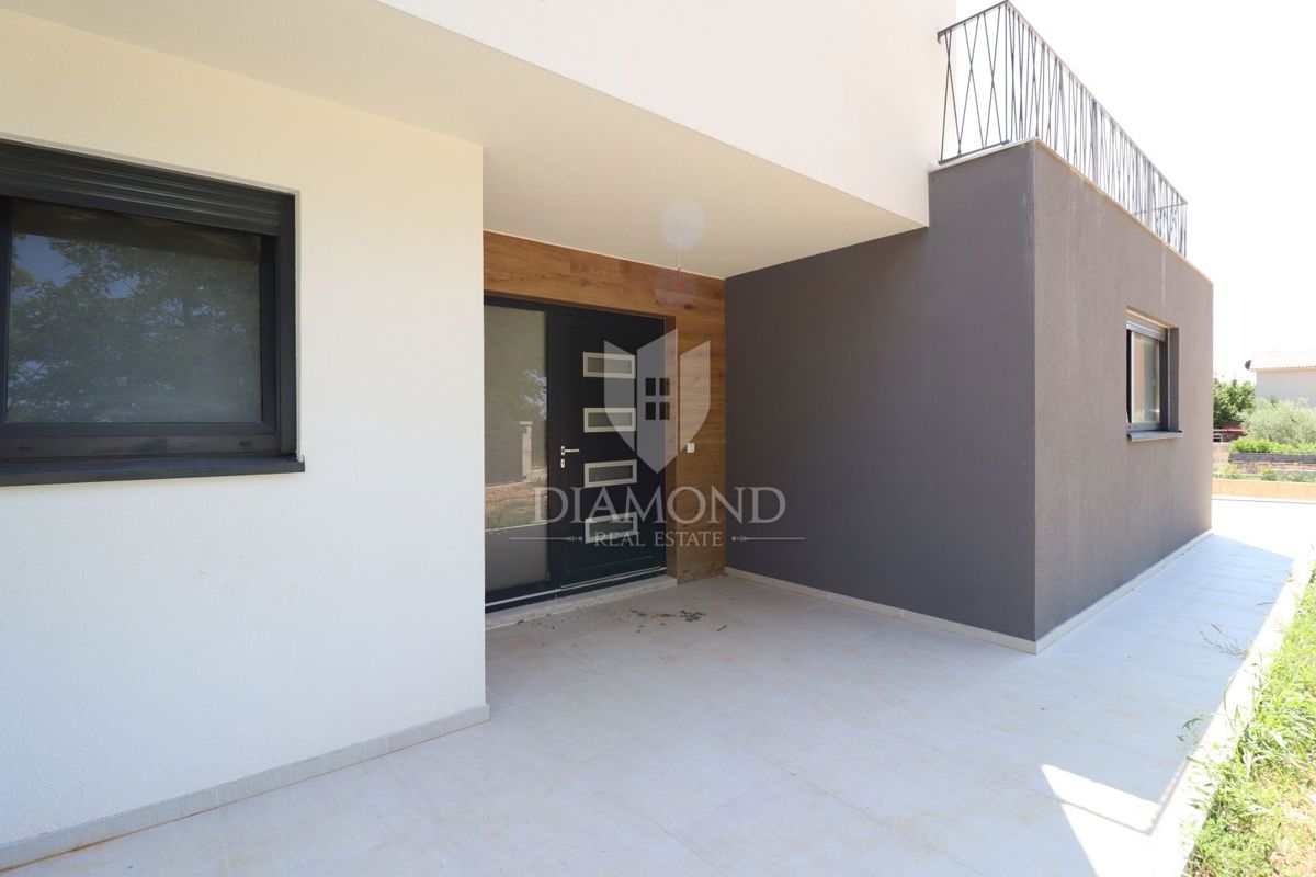 Casa bifamiliare con piscina, posizione tranquilla vicino a Parenzo