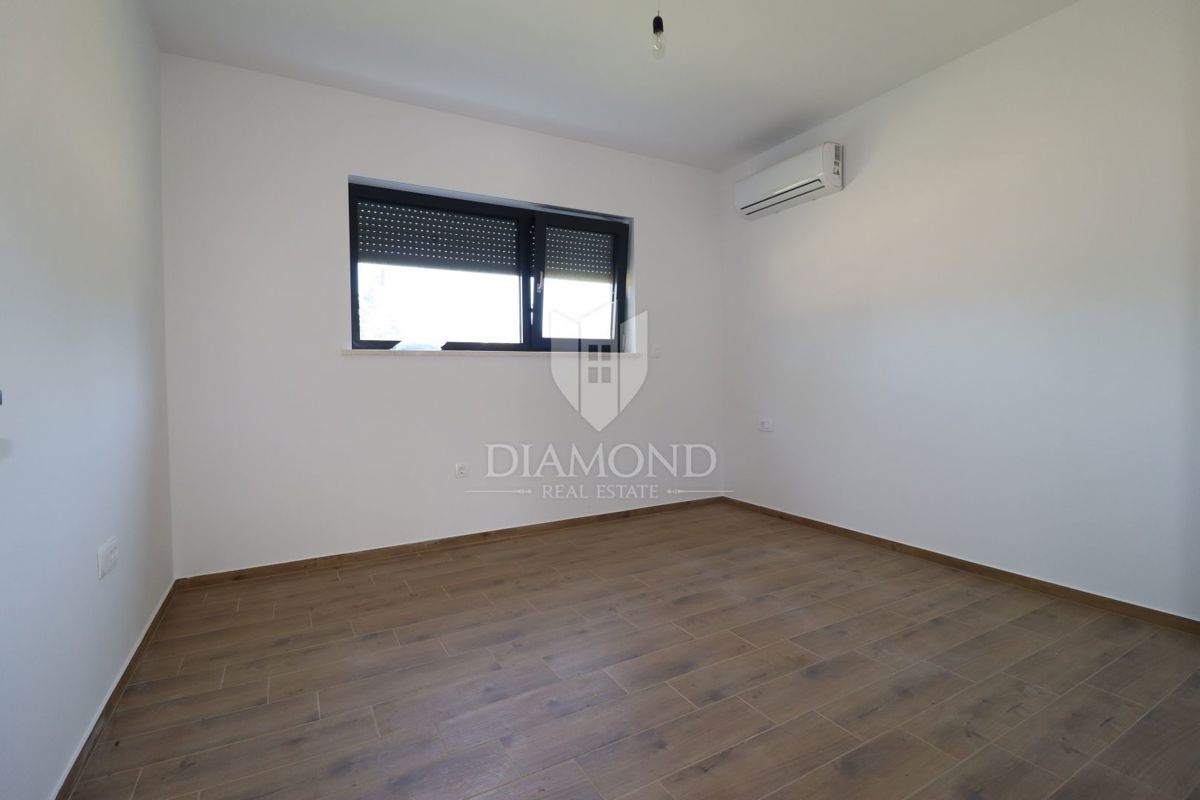 Casa bifamiliare con piscina, posizione tranquilla vicino a Parenzo