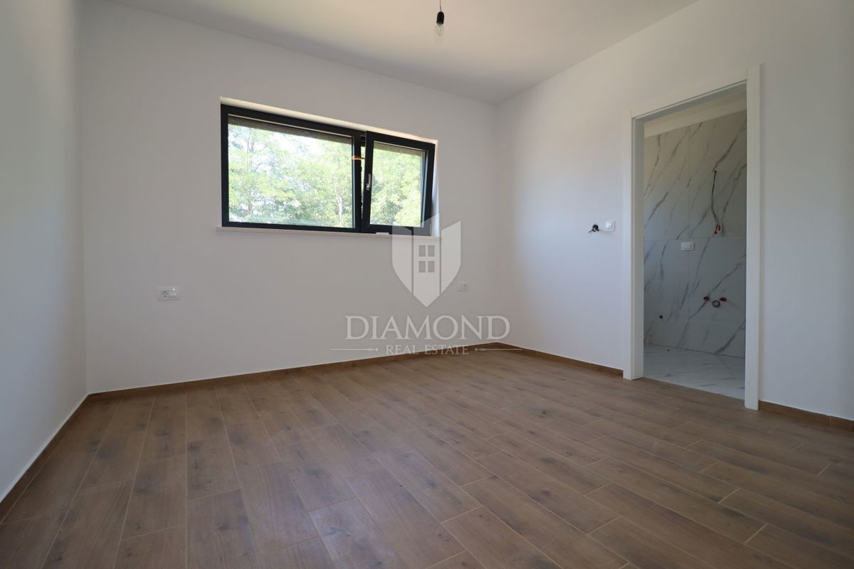 Casa bifamiliare con piscina, posizione tranquilla vicino a Parenzo