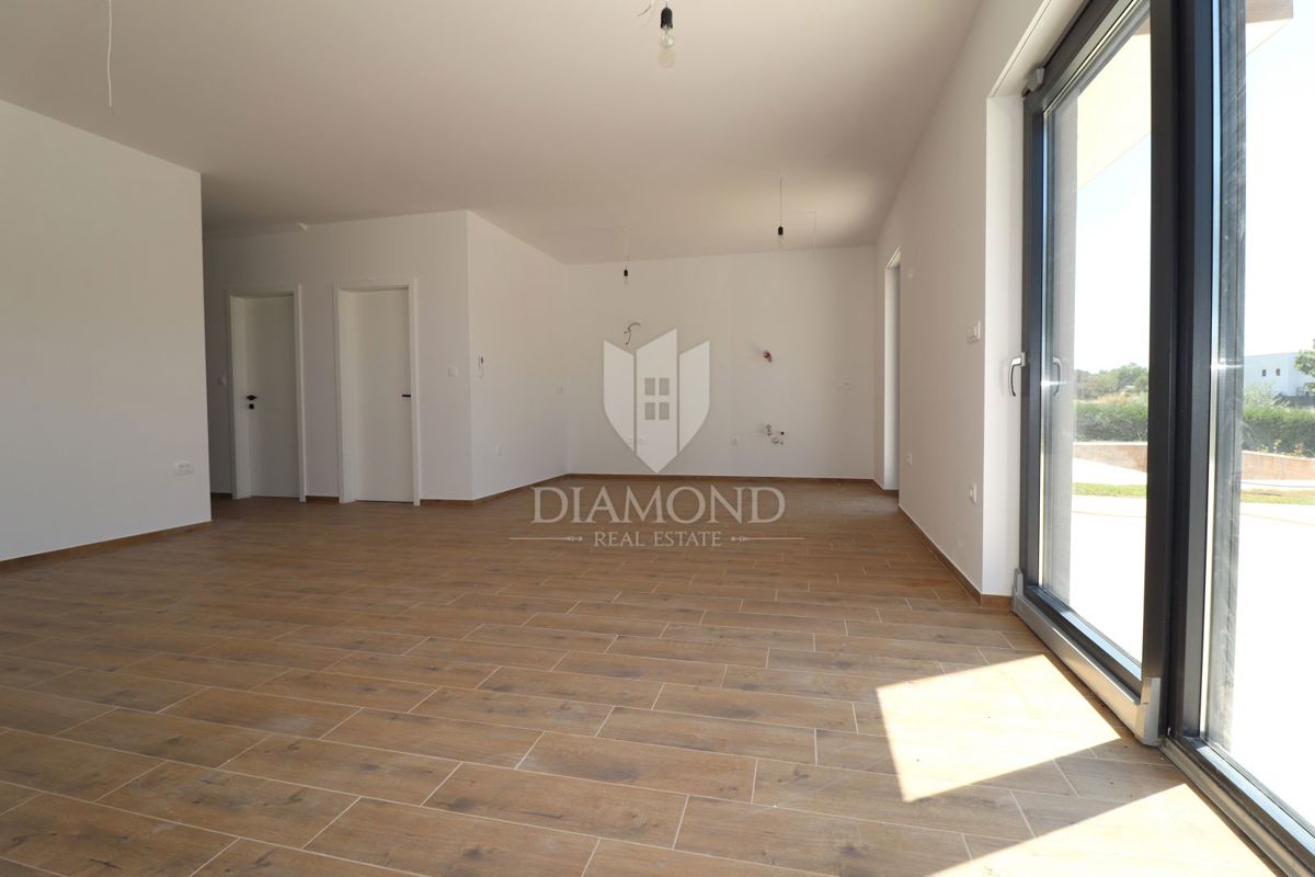 Casa bifamiliare con piscina, posizione tranquilla vicino a Parenzo