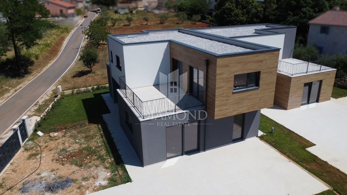 Casa bifamiliare con piscina, posizione tranquilla vicino a Parenzo