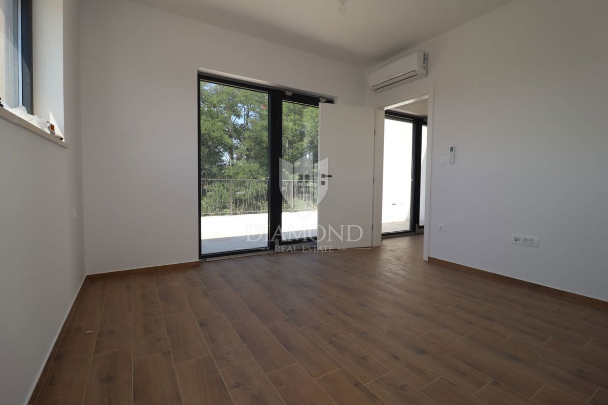 Casa bifamiliare con piscina, posizione tranquilla vicino a Parenzo