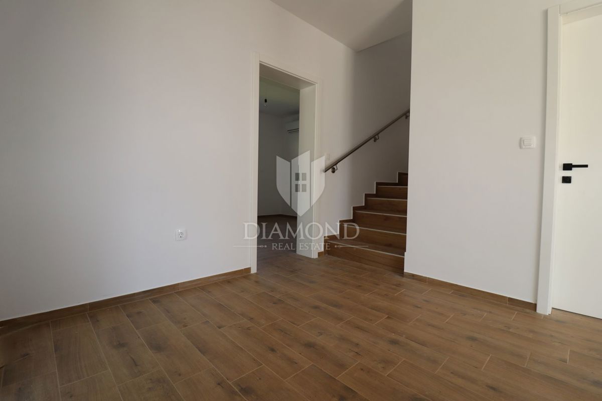 Casa bifamiliare con piscina, posizione tranquilla vicino a Parenzo