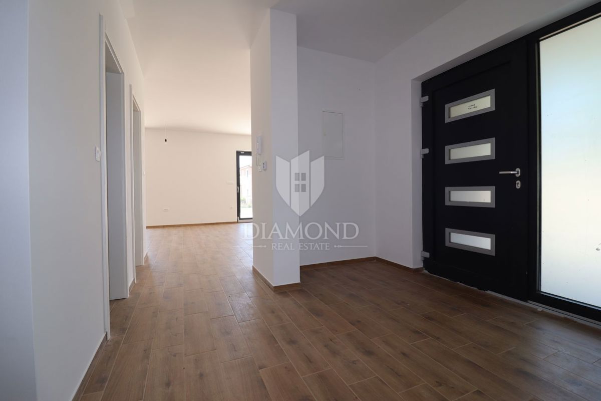 Casa bifamiliare con piscina, posizione tranquilla vicino a Parenzo