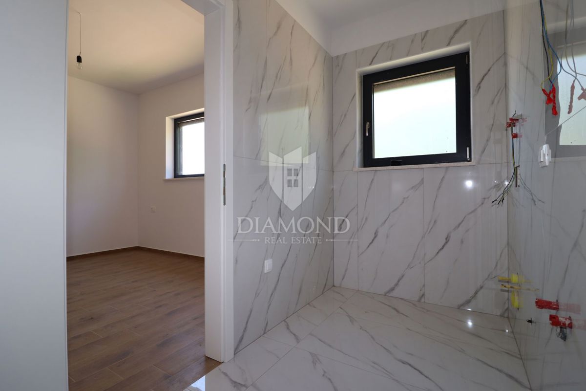 Casa bifamiliare con piscina, posizione tranquilla vicino a Parenzo