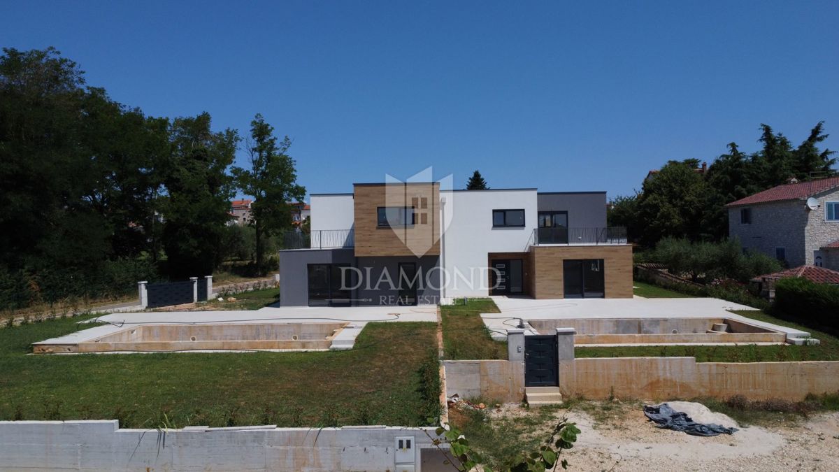 Casa bifamiliare con piscina, posizione tranquilla vicino a Parenzo